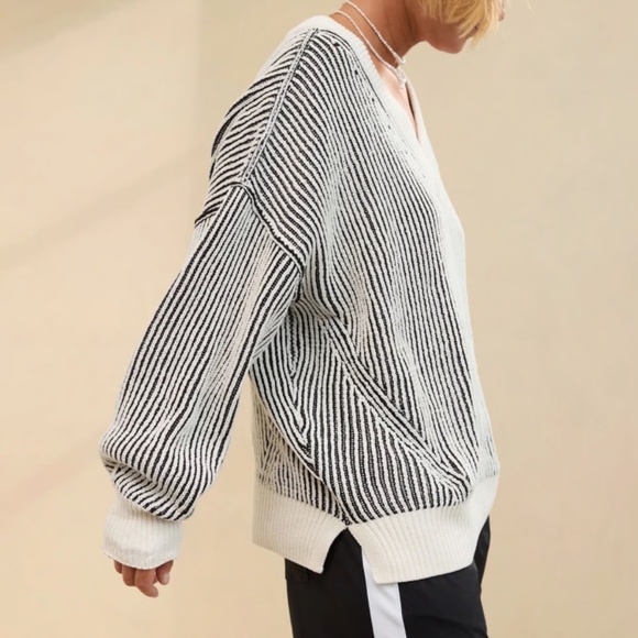 NWOT Aerie Chenille Oversized V-Neck Sweater Black / Cream (Size XXS) - Picture 3 of 7